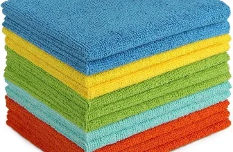 Stapel bunter, gefalteter Mikrofasertücher in Blau, Gelb, Grün, Hellblau und Orange auf weißem Hintergrund.