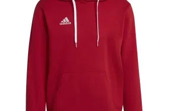 Roter Adidas Hoodie mit weißem Logo und Kordel, Detailansicht der Kapuze und des Ärmels