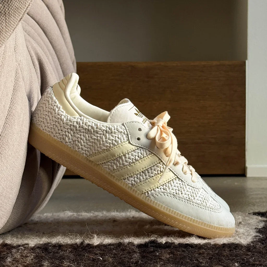 adidas Originals Samba OG Woven Sneaker in der Farbvariante Off White und Warm Vanilla