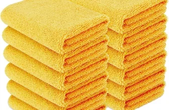 Zwei Stapel gefalteter gelber Mikrofasertücher auf weißem Hintergrund
