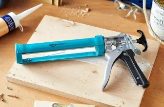 Amazon Basics Kartuschenpistole in Blau auf Holz mit Schrauben und Kleber