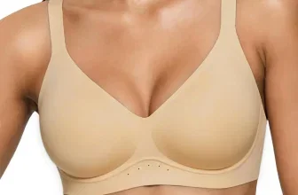 Model trägt beigen nahtlosen Damen-BH ohne Bügel mit V-Ausschnitt und atmungsaktiven Punkten am unteren Rand.