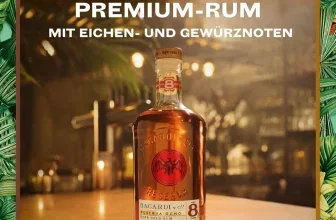 Bacardi Reserva Ocho Rumflasche mit Text 'Goldener Premium-Rum' und tropischem Blätter-Rahmen