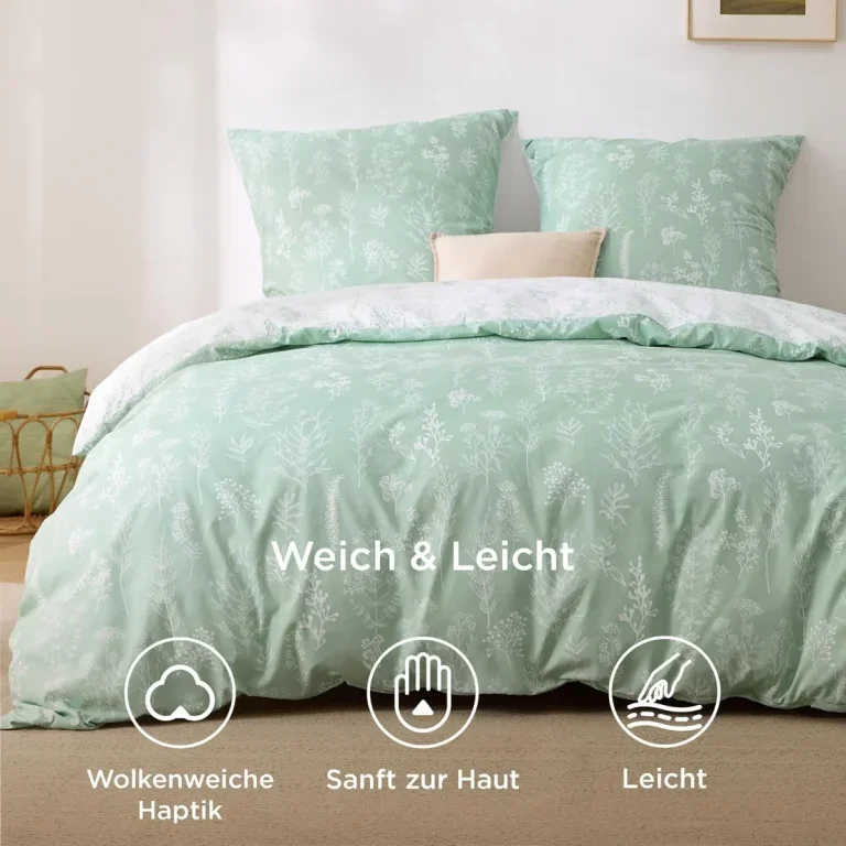 Grüne Bettwäsche mit weißem Pflanzenmuster und Text 'Weich & Leicht' sowie Symbolen für Haptik.