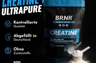 BRNR Creatin Monohydrat Dose mit weißem Pulver und Messlöffel auf schwarzem Hintergrund