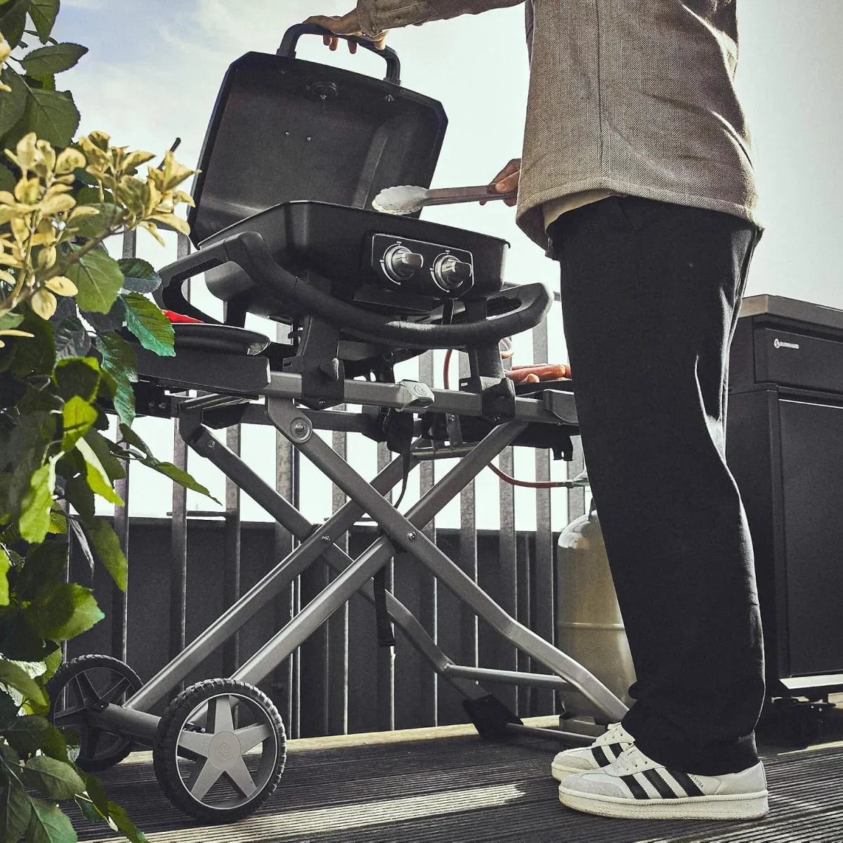 BURNHARD Tragbarer 2-Brenner Gasgrill WAYNE inkl. Rollwagen
