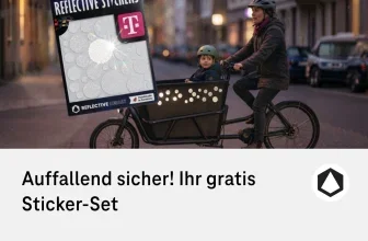 Telekom-Verpackung mit reflektierenden Stickers vor einer Frau und einem Kind auf einem Lastenrad