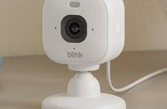 Blink Mini 2K+ Sicherheitskamera in Schwarz mit 2K-Videoauflösung