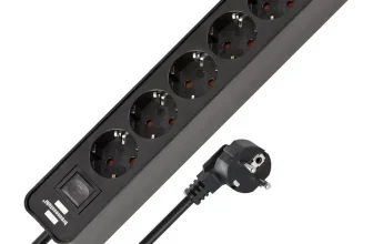 Schwarze Brennenstuhl-Steckdosenleiste mit sechs Schuko-Steckdosen und Euro-Stecker auf weißem Hintergrund