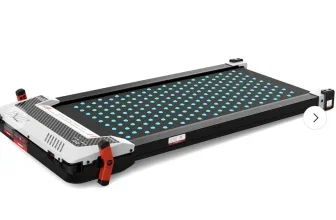 Schwarzes Walking Pad mit blauen Noppen und weißem Motorblock