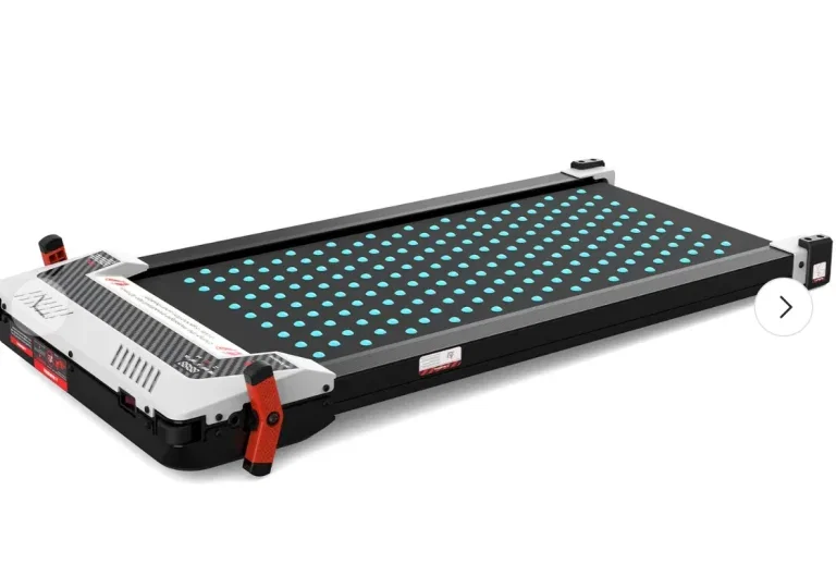 Schwarzes Walking Pad mit blauen Noppen und weißem Motorblock