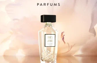 Flasche Câlîne Parfums Très Jolie EdP vor rosa Blumenhintergrund