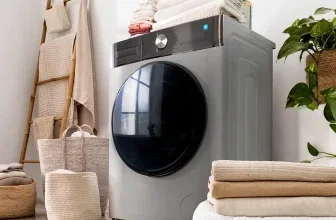 Graue Cecotec Waschmaschine Bolero DressCode 10800 Inverter Steel A im hellen Raum mit Wäschekörben