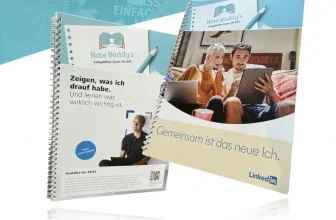 Zwei Note Buddy's Collegeblöcke mit Spiralbindung und Werbeaufdrucken vor blau-weißem Hintergrund.