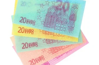 Bunte Esspapier-Scheine im Design von 20-Euro-Noten in verschiedenen Farben