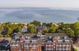 Luftaufnahme des Country Hotels Timmendorfer Strand mit Blick auf Strand und Seebrücke