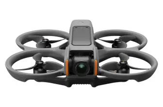 DJI Avata 2 Drohne in Grau mit vier Rotoren und Frontkamera auf weißem Hintergrund