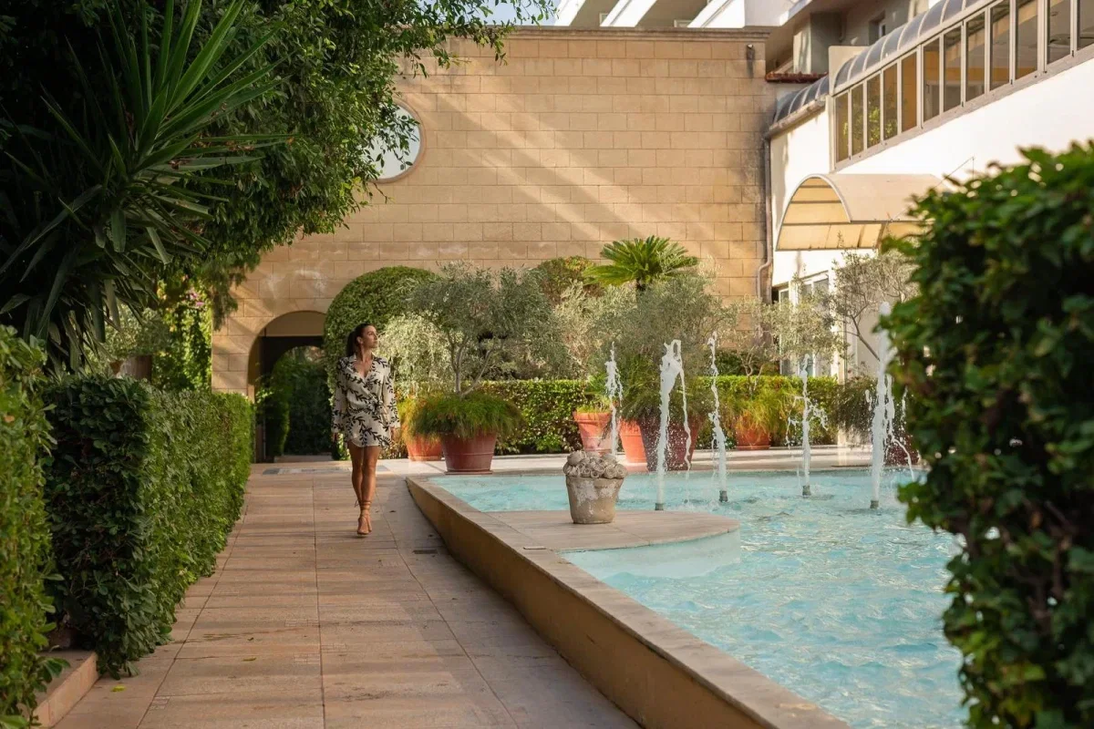 Großer Lagunenpool des Dionysos Hotels in Ixia auf Rhodos