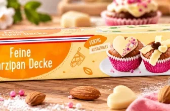 Dr. Oetker Feine Marzipan Decke Verpackung mit Cupcakes, Mandeln und Deko auf Holz