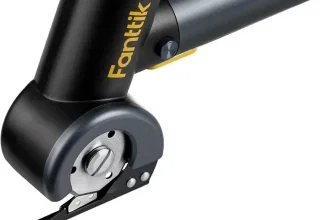 Schwarzer Fanttik C8 Nano Kartonschneider mit Display, Ersatzklingen und USB-Kabel auf weißem Hintergrund