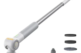 Fanttik Flip G9 Pro elektrische Reinigungsbürste mit sechs verschiedenen Aufsätzen auf weißem Hintergrund