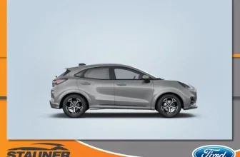 Grauer Ford Puma in Seitenansicht auf hellblauem Grund mit Ford-Logo und Stauner-Autohaus-Branding