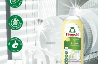 Frosch Spülmittel Zitrone vor Geschirrspüler mit grünen Siegeln für Recycling und EU Ecolabel