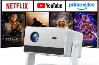 Weißer FunFlix-Beamer mit blauem Objektiv vor Projektion von Netflix, YouTube und Prime Video