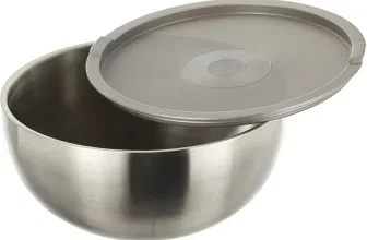 Edelstahl-Thermoschüssel mit abgenommenem grauem Kunststoffdeckel auf weißem Hintergrund