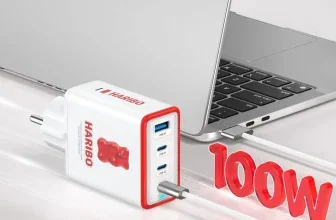 HARIBO 100W USB-C Ladegerät mit vier Anschlüssen, daneben ein Laptop und die Aufschrift 100W Schnellladeleistung.