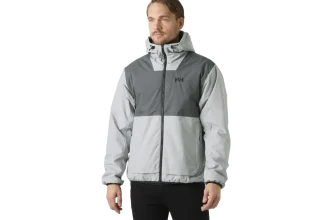 Mann in grauer Helly Hansen Regenjacke mit Kapuze und Logo auf der Brust