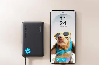 Schwarze INIU Power Bank mit integriertem Kabel lädt ein Smartphone. Grafik zeigt 45W Leistung.