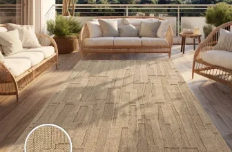 Beiger Jute-Teppich mit geometrischem Muster auf einem Balkon mit Rattansofas und Pflanzen