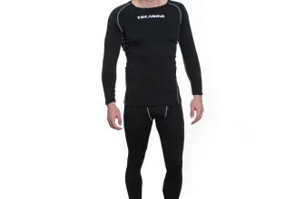 Modell trägt schwarzes KIRKJUBOUR Thermounterwäsche-Set mit Langarmshirt und Hose