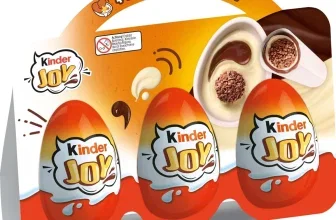 Dreierpack Kinder Joy Eier in roter Verpackung mit Logo und Hinweis auf Figur oder Gadget