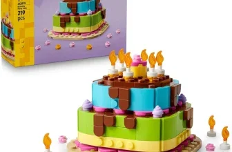 LEGO-Box 40815 und zweistöckige Torte aus bunten Steinen mit Kerzen