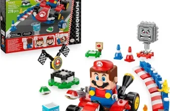 LEGO Super Mario Kart-Set 72043 mit Mario-Figur, rotem Kart, Piranha-Pflanze und Zubehör auf weißem Hintergrund