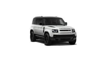 Weißer Land Rover Defender 110 mit schwarzem Dach und schwarzen Felgen auf weißem Hintergrund