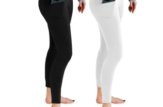 Zwei Modelle tragen schwarze und weiße High Waist Leggings und stecken ein Smartphone in die Gesäßtasche.