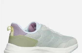 Seitenansicht eines hellgrünen Sneakers mit lila Mesh-Einsätzen und weißer Sohle