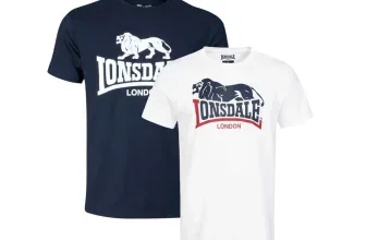 Zwei Lonsdale T-Shirts in Dunkelblau und Weiß mit weißem und blauem Löwen-Logo auf Brusthöhe.