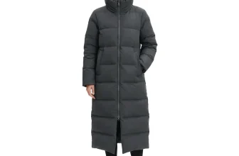 Model trägt grauen McKINLEY Kennicott Damen-Mantel mit Kapuze und Stehkragen
