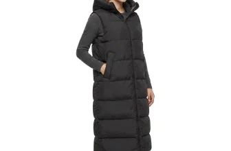 Model trägt lange schwarze Steppweste McKINLEY Seward mit Kapuze und Hosentasche
