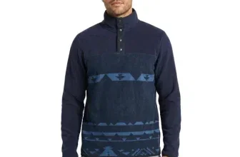 Mann in dunkelblauem Fleece-Halbschirm mit geometrischem Muster und Stehkragen