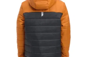 Rückansicht einer orangefarbenen und grauen Steppjacke mit Kapuze und Logo-Patch