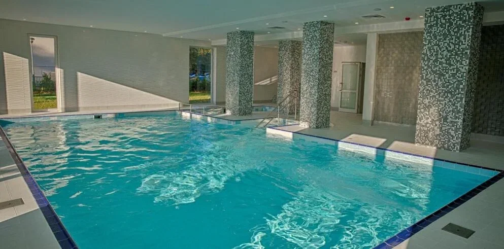 Wellnessbereich der Mielno Holiday Apartments mit Schwimmbad