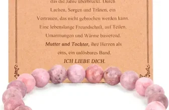 Rosa Armband aus runden Steinen mit silbernem Herzanhänger vor einer braunen Grußkarte mit Text.