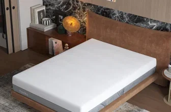 Weiß-graue Novilla Matratze auf braunem Bettgestell in modernem Schlafzimmer