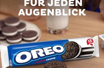 Oreo Double Creme Packung auf Tisch mit Keksen und Milchglas im Hintergrund