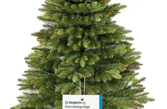 Künstlicher Weihnachtsbaum mit grünen Nadeln und hängendem Vergleichs-Preis-Leistungs-Siegel